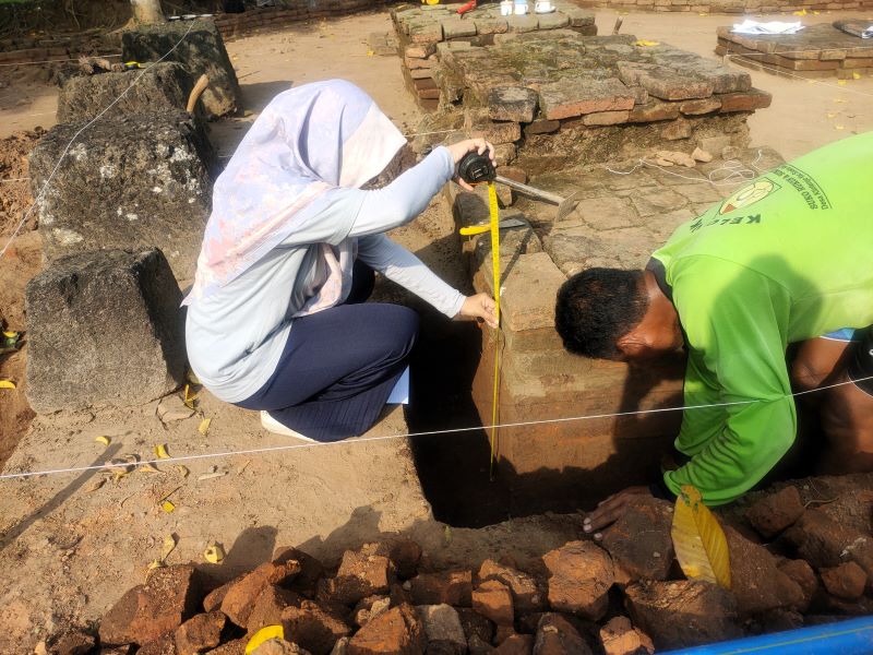 DIKAJI: Tim Kerja Pemugaran BPK Wilayah XI saat melakukan studi kelayakan pemugaran di Situs Klinterejo, Desa Klinterejo, Kecamatan Sooko, beberapa waktu lalu.