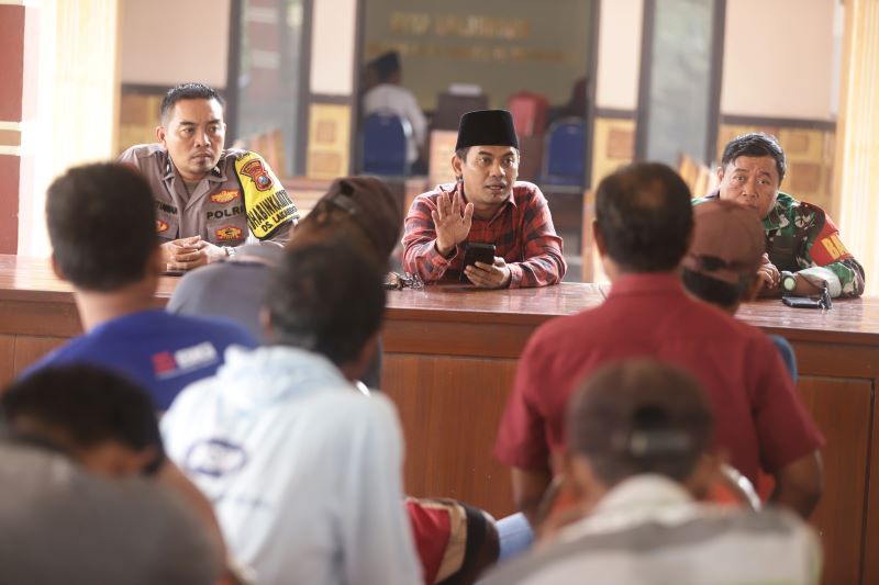 TERIMA ASPIRASI: Kades Lakardowo Mochamad Kusaini berdialog dengan warga terkait keberadaan tower provider, di balai desa setempat, kemarin (31/10).