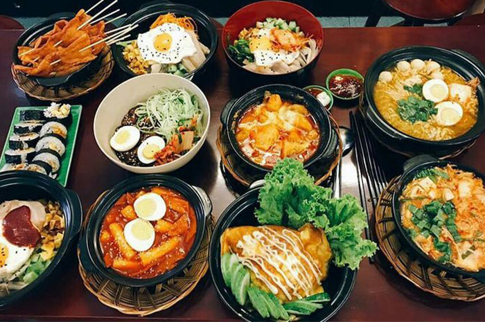 Korea Selatan tidak hanya dikenal karena musik K-pop dan dramanya yang mendunia, tetapi juga karena kekayaan kulinernya yang menggugah selera. sumber foto: pinterst