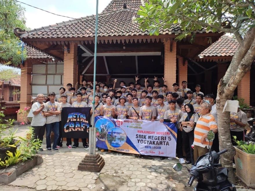 TERIMA KUNJUNGAN: Kegiatan kunjungan industri rombongan pelajar SMKN 5 Yogyakarta mengenai kerajinan cor kuningan di Desa Bejijong, Kecamatan Trowulan, Senin (20/10).