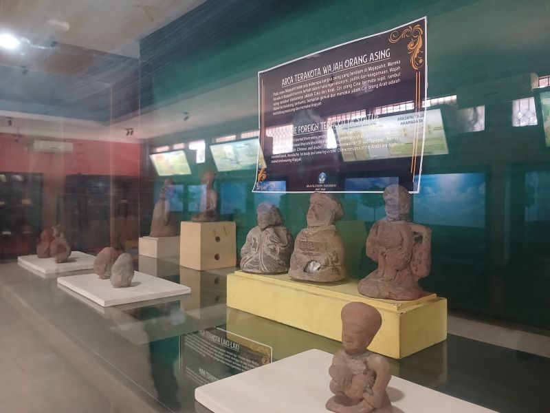 ARTEFAKTUAL: Figurin orang asing yang ditemukan di Trowulan koleksi Museum Majapahit, Desa/Kecamatan Trowulan.