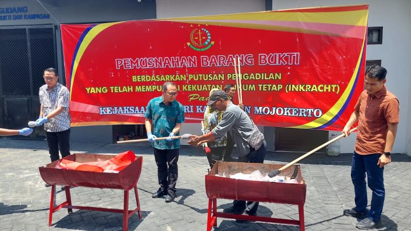 DILENYAPKAN: Kajari Kabupaten Mojokerto Endang Tirtana (batik hijau) memusnahkan barang bukti tindak pidana di kantor Kejari Kabupaten Mojokerto, kemarin (31/10).