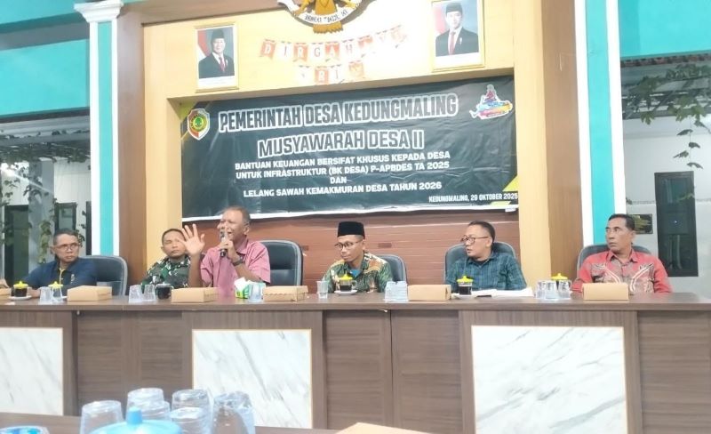 DUDUK BERSAMA: Kepala Desa Kedungmaling Edy Prabowo memimpin pelaksanaan Musdes II di Balai Desa Kedungmaling, Kecamatan Sooko, Rabu (29/10) malam.