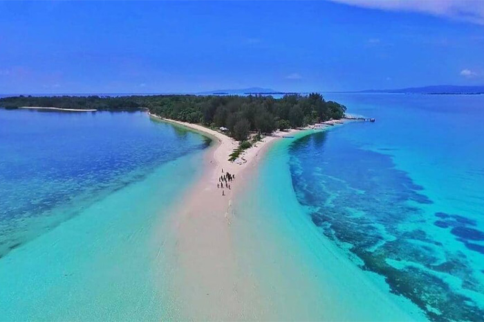 Di ujung utara Provinsi Maluku Utara, terdapat sebuah surga tropis yang perlahan dikenal oleh para pecinta alam yaitu Pulau Morotai. Sumber Foto: Google