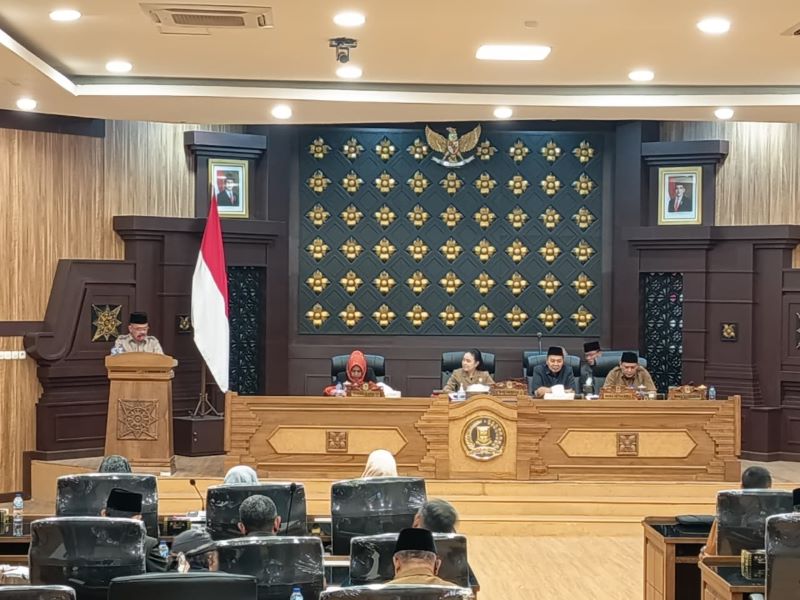 SAMPAIKAN REKOM: Fraksi DPRD Kota Mojokerto saat menyampaikan pandangan umum terkait tiga raperda pada rapat paripurna, kemarin (31/10).