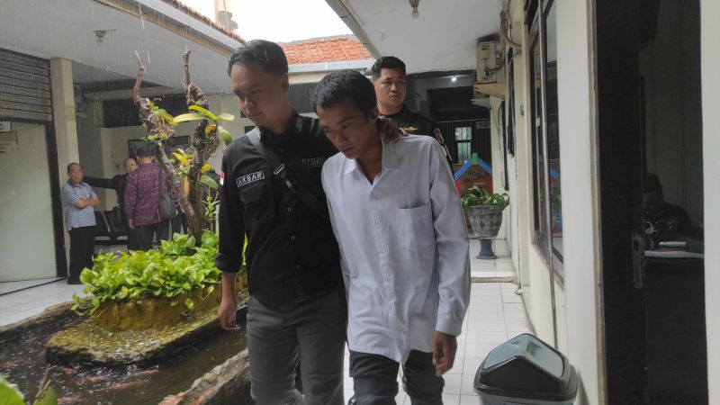 TAK BERKUTIK: Terdakwa kasus kekerasan anak, FFA usai menjalani sidang di Pengadilan Negeri Mojokerto, Kamis (30/10).