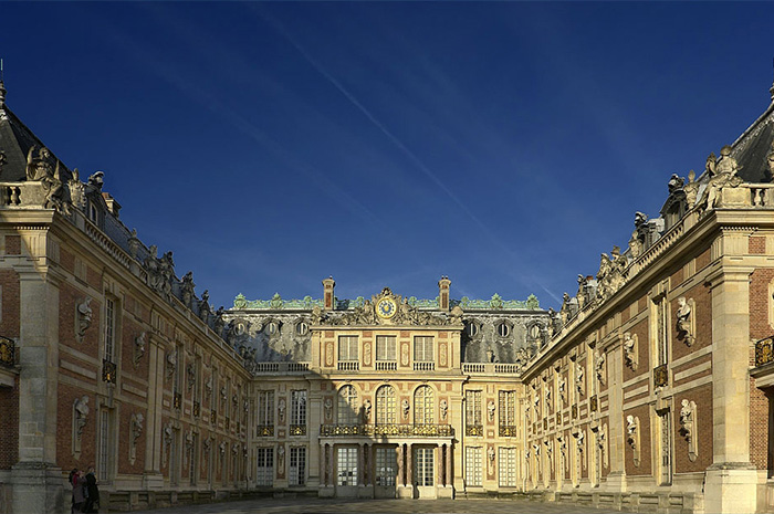 Di pinggiran kota Paris, berdiri megah sebuah istana yang menjadi simbol kejayaan dan kekuasaan. Sumber Foto: Google