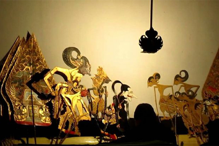 Wayang kulit merupakan salah satu bentuk kesenian tradisional tertua di Indonesia yang telah menjadi bagian tak terpisahkan dari kehidupan masyarakat Jawa dan Bali. sumber foto: pinterest