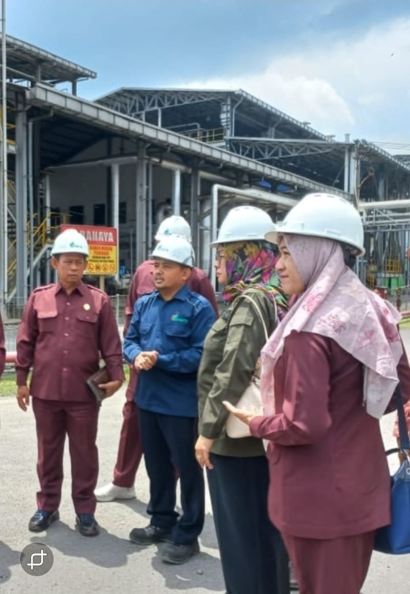 RESPONSIF: Ketua Komisi III DPRD Kabupaten Mojokerto Drs. H. Edy Sasmito bersama anggota komisi sidak pabrik Enero beberapa waktu lalu sebagai responsif pengaduan masyarakat.