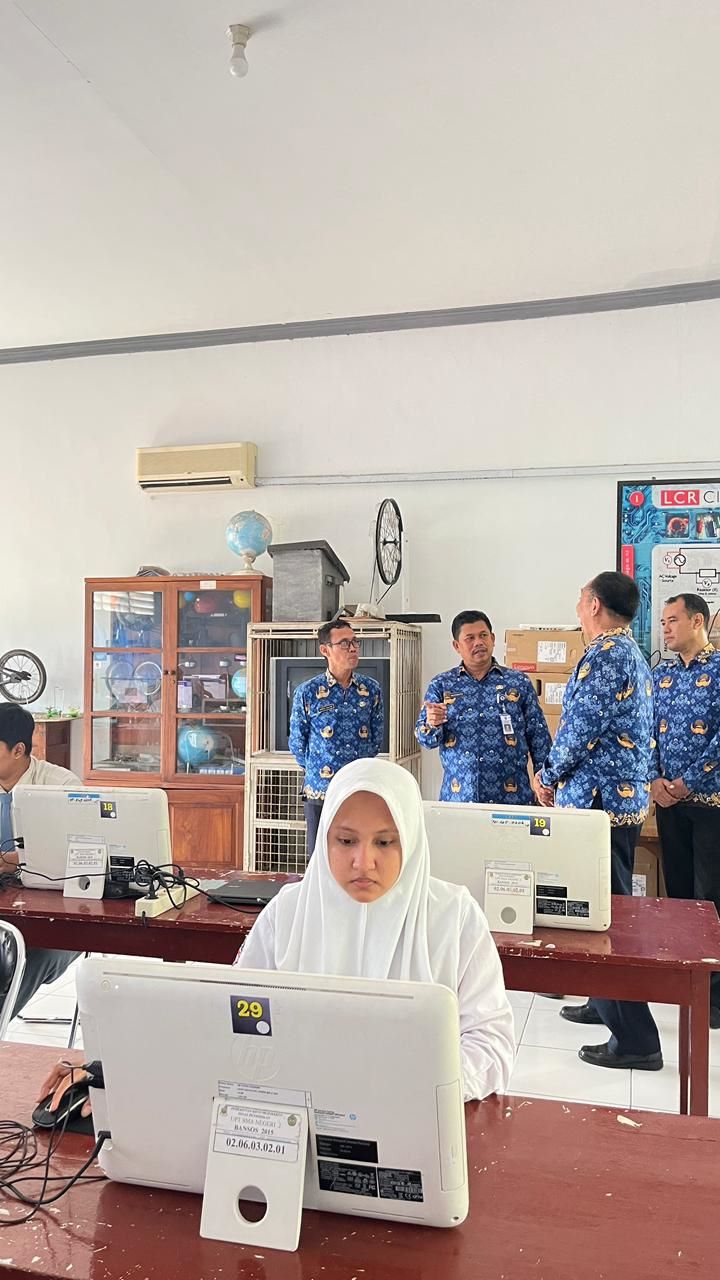 LANCAR: Kepala Cabdindik Jawa Timur Wilayah Kabupaten dan Kota Mojokerto Mudianto mengawasi pelaksanaan simulasi TKA, pekan lalu. Hari ini, siswa SMA/SMK mulai menjalani tes tersebut.