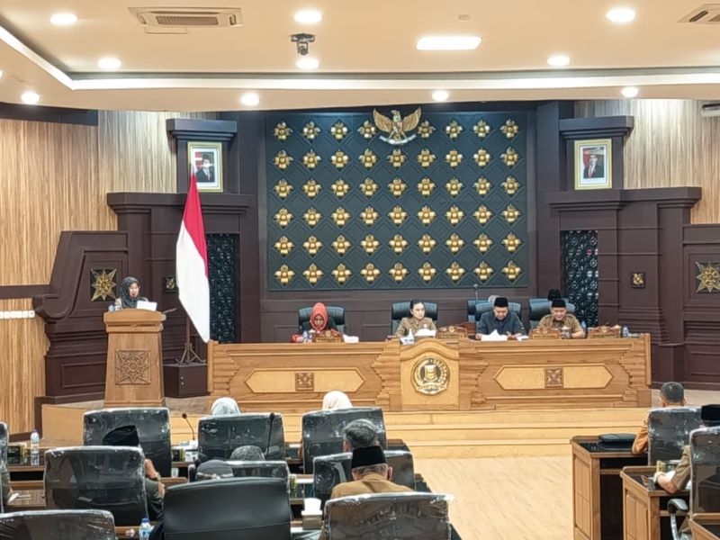 SAMPAIKAN PANDANGAN: Jubir Fraksi PKB saat menyampaikan PU atas tiga raperda pada rapat paripurna DPRD Kota Mojokerto, Jumat (31/10).