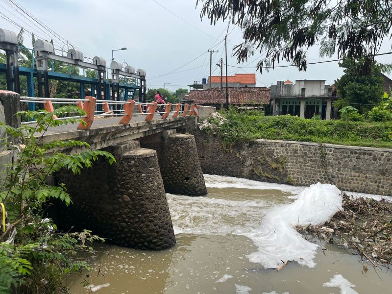 TERCEMAR: Aliran Sungai Sumber Pasinan di Dusun/Desa Balongmasin, Kecamatan Pungging, dipenuhi buih putih, beberapa waktu lalu.