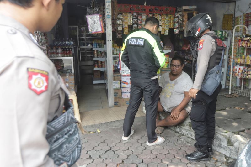 MERESAHKAN: Polisi menyita celurit dari tangan ODGJ yang menakuti warga di sekitar SDN Prajurit Kulon, Kota Mojokerto, kemarin (3/11).