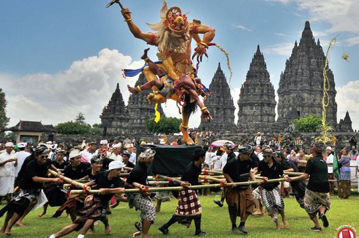 Pulau Bali dikenal luas sebagai salah satu daerah di Indonesia yang kaya akan tradisi dan ritual keagamaan yang sarat makna spiritual. sumber foto: pinterest