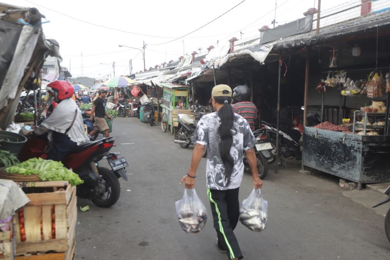 DIRESAHKAN PENGAMEN: Suasana Pasar Tanjung Anyar, Kota Mojokerto, kemarin (2/11). Sejumlah pedagang mengeluhkan aktivitas pengamen yang meminta barang dagangan.
