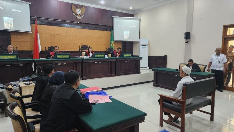 SAKIT HATI: Rio Filian Tono, terdakwa percobaan pembunuhan siswa SMK menjalani sidang perdana di Pengadilan Negeri Mojokerto, kemarin (3/11).