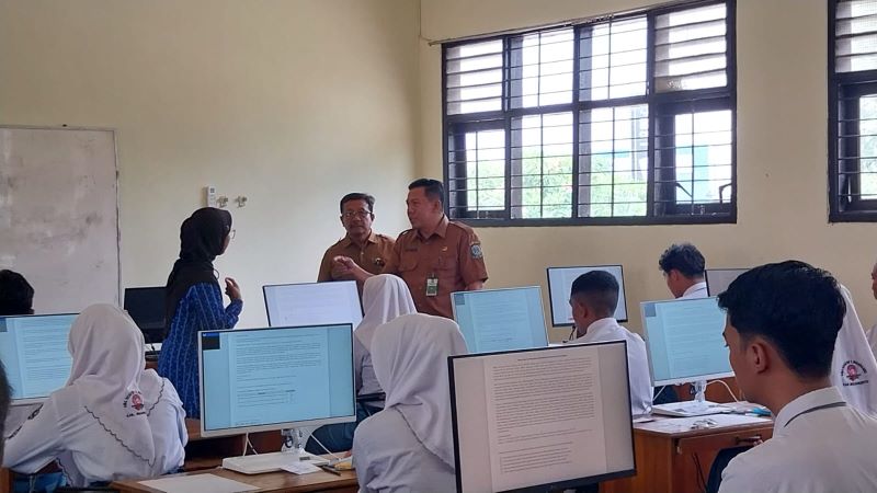 SERIUS DAN TELITI: Siswa SMAN 2 Mojokerto berkutat menyelesaikan soal TKA sembari ditunggu guru pengawas, kemarin (3/11).