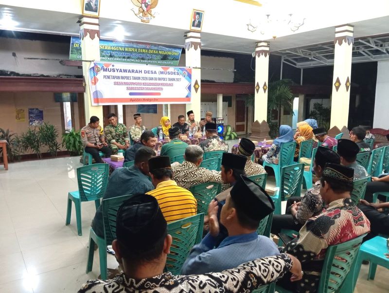 DUDUK BERSAMA: Pemdes dan lembaga serta perwakilan masyarakat Desa Mojowono rembug bersama dalam musdes penetapan RKPDes tahun depan, Jumat (31/10).