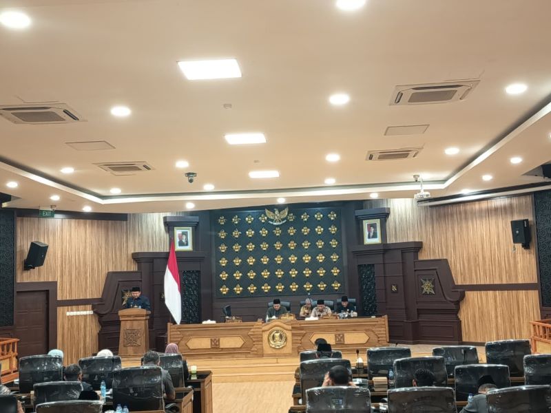 MENUJU PEMBAHASAN: Wawali Kota Mojokerto Rachman Sidharta Arisandi saat menyampaikan tanggapan dan jawaban atas pandangan umum fraksi-fraksi terkait tiga raperda pada rapat paripurna DPRD, kemarin.