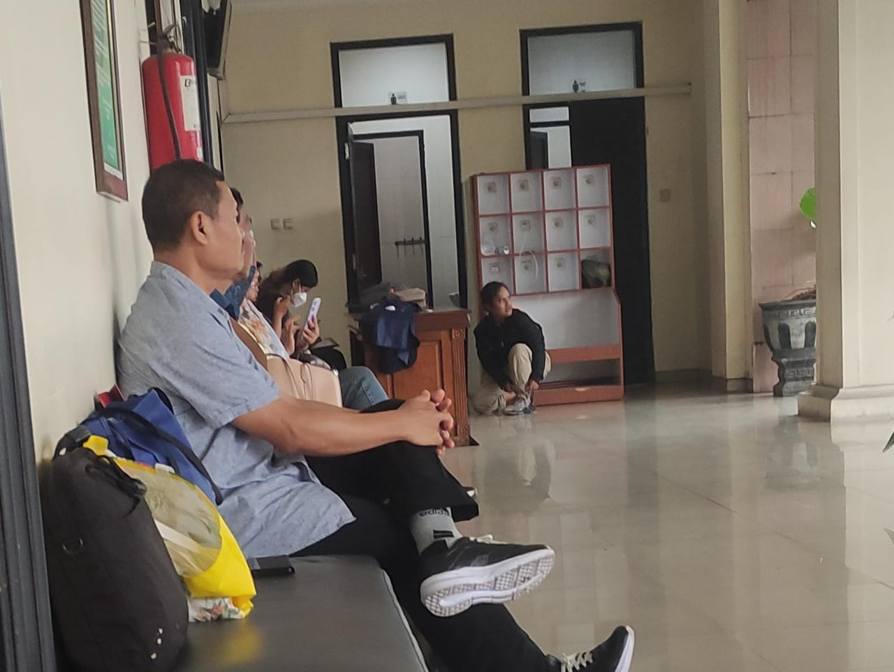 SIDANG TBM: Kepala Bapperida Kota Mojokerto Riyanto yang sedianya menjadi saksi sidang korupsi kapal TBM berada di ruang tunggu Pengadilan Tipikor Surabaya di Sidoarjo, Selasa (4/11).