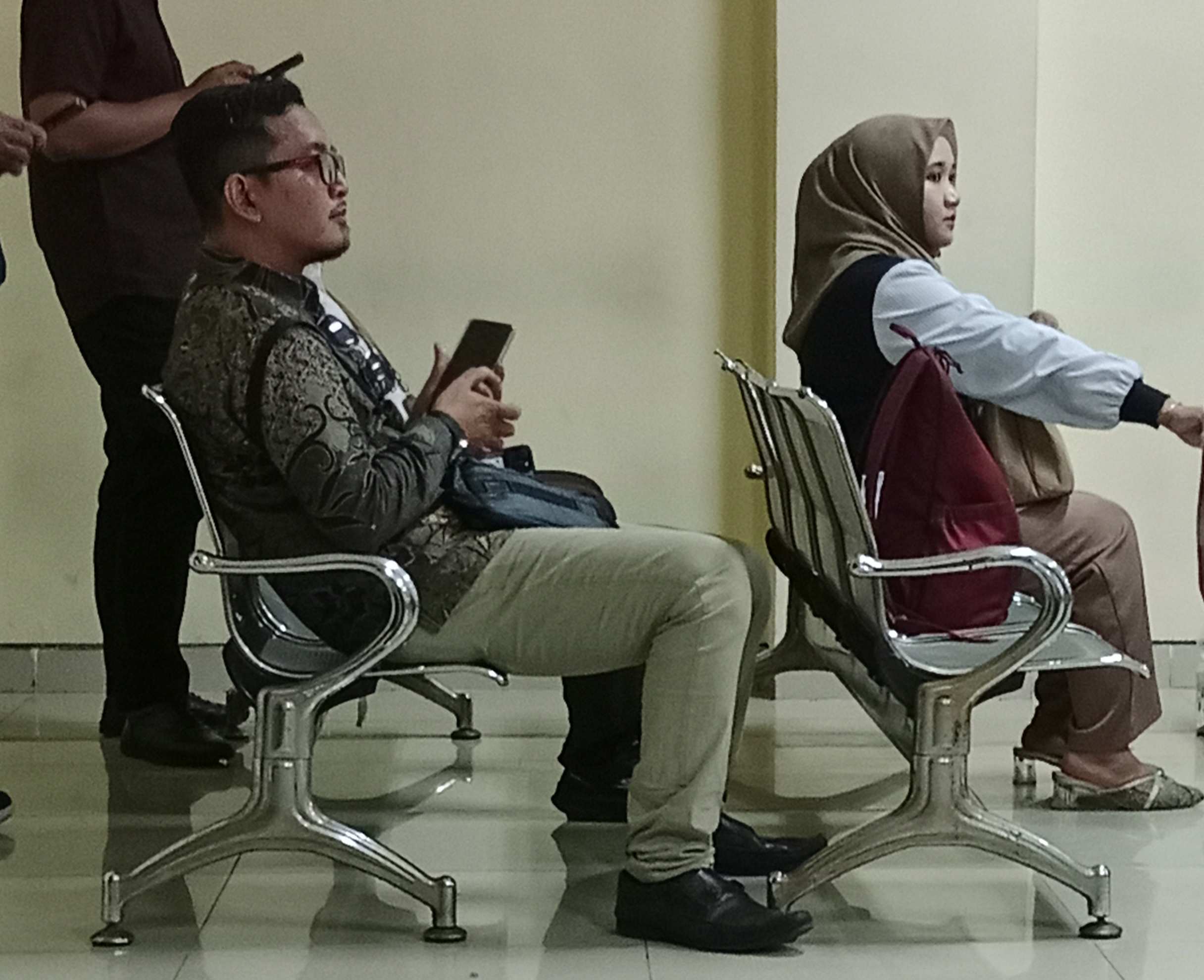 ANGGOTA DEWAN: Nuryono Sugi Rahardjo salah satu anggota DPRD Kota Mojokerto turut hadir di kursi pengunjung sidang kapal TBM di Pengadilan Tipikor Surabaya, Selasa (4/11).