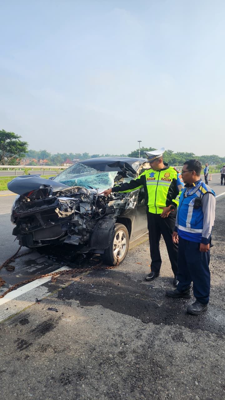 DITANGANI: Kondisi mobil yang terlibat kecelakaan di Tol Sumo KM 716+200, Desa Sidorejo, Kecamatan Jetis, kemarin (4/11).