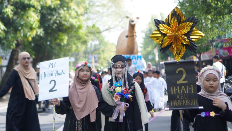SEMANGAT: Pawai taaruf MI Nurul Huda 2 Kota Mojokerto semarak memperingati Milad ke-85 dengan berbagai kostum dan tema menarik.