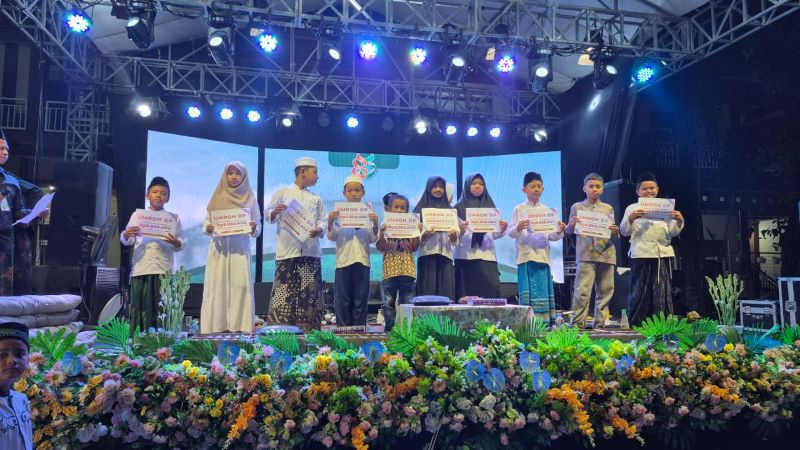 KEJUTAN ISTIMEWA: Salah satu siswa MI Nurul Huda 2 Kota Mojokerto meraih undian umrah gratis yang menjadi persembahan saat acara Milad ke-85.