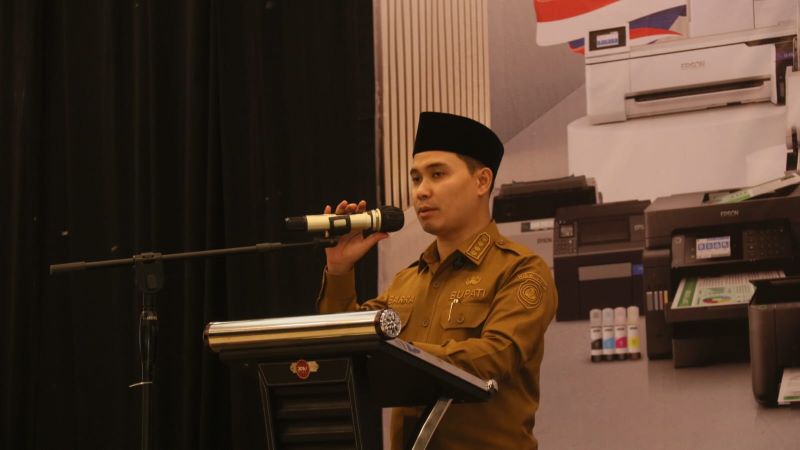 BERI ARAHAN: Bupati Muhammad Albarraa memberi arahan kepada perangkat daerah untuk optimalisasi Produk TKDN diajang PBJ Award 2025 di XOW, Desa Banjaragung, Kecamatan Puri, Senin (3/11).