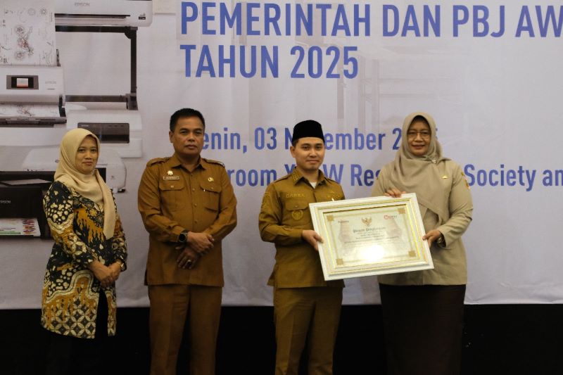 APRESIASI: Bupati Muhammad Albarraa memberikan apresiasi kepada Kepala Bapenda Kabupaten Mojokerto Nurul Istiqomah dalam optimalisasi Produk TKDN diajang PBJ Award 2025 di XOW Mojokerto, Senin (3/11).