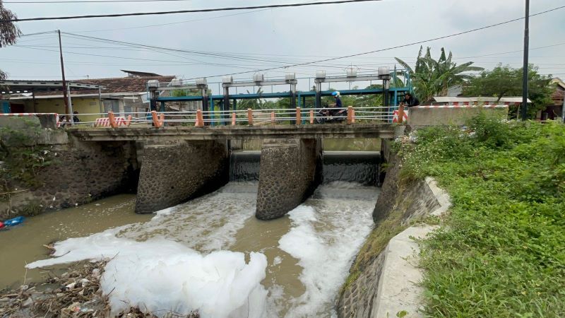 JADI PERHATIAN: Aliran Sungai Sumber Pasinan di Dusun/Desa Balongmasin, Kecamatan Pungging, dipenuhi gumpalan buih putih, beberapa waktu lalu.