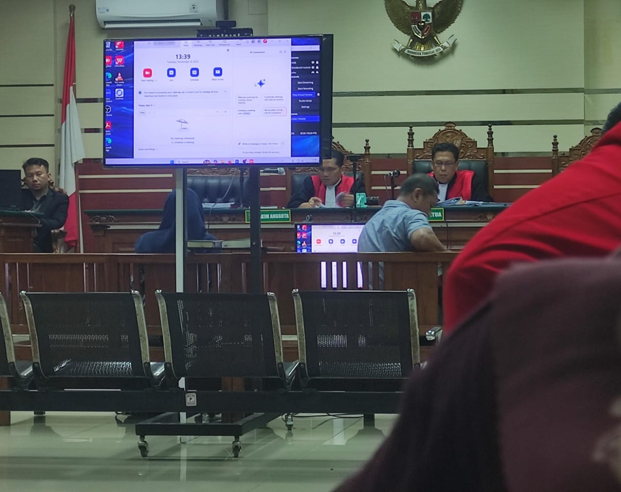SOROTI ASET: Dua saksi sidang korupsi kapal TBM dari Plt Kepala BPKPD Kota Mojokerto Riyanto dan Bendahara Pembantu DPUPR-Perakim Faiqotul Himah di Pengadilan Tipikor Surabaya, Selasa (4/11).