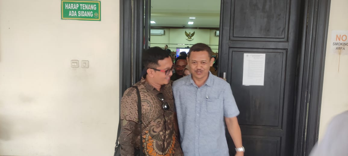 KASUS KORUPSI: Anggota DPRD Kota Mojokerto Nuryono bersama Plt Kepala BPKPD Kota Mojokerto Riyanto keluar dari ruangan Cakra, Pengadilan Tipikor Surabaya, Selasa (4/11).