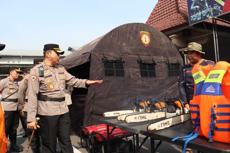 WASPADA BENCANA: Pengecekan peralatan penanganan bencana dalam apel gelar pasukan kesiapsiagaan di Mapolres Mojokerto Kota, kemarin (5/11).