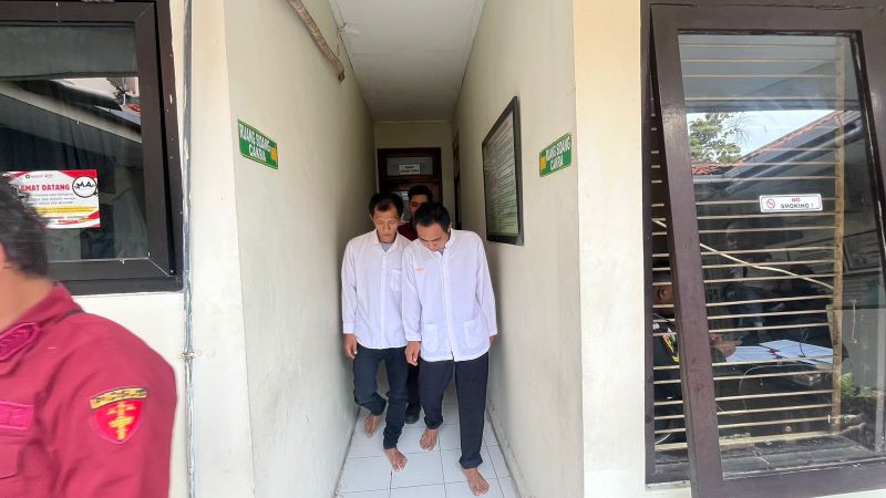 JALANI VONIS: Dua terdakwa peredaran rokok ilegal, Hariyadi dan Ro&rsquo;is, seusai sidang putusan di PN Mojokerto, kemarin (5/11).