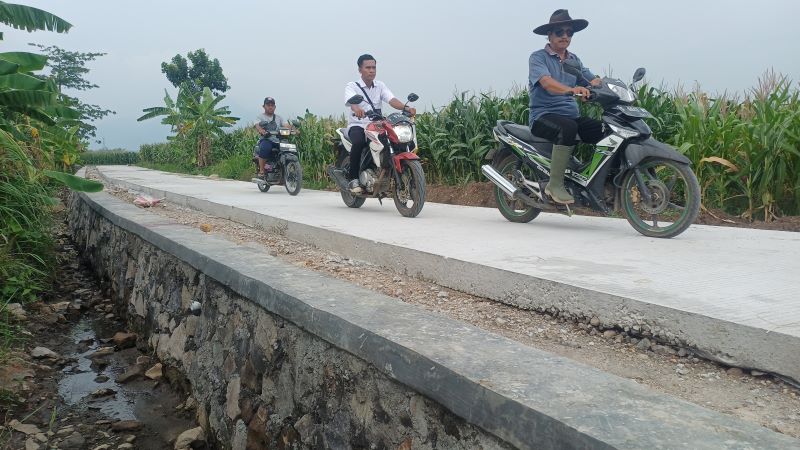 BERI MANFAAT: Kepala Desa Jiyu, Moh Ali Imron bersama perangkat setempat mengecek JUT dan TPT di Dusun Candi dan Jambu.