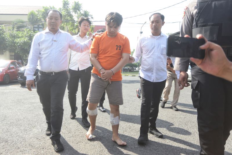 PROSES HUKUM: Tersangka Alvi Maulana digiring petugas ke sel tahanan Mapolres Mojokerto usai koferensi pers di Polres Mojokerto, September lalu.
