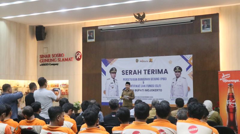 KOMITMEN: Bupati Muhammad Albarraa memberi arahan saat penyerahan sertifikat PBG dan SLF kepada 6 perusahaan, di Hall PT Sinar Sosro Gunung Slamat, Kecamatan Mojosari, Selasa (4/11).