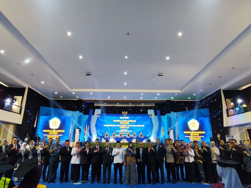 TUNTAS: Bupati Mojokerto Muhammad Albarraa hadir membersamai prosesi wisuda dan pelantikan lulusan UBS PPNI Mojokerto ke XXVII di Hall Graha Bina Sehat PPNI, Kabupaten Mojokerto, kemarin (5/11).