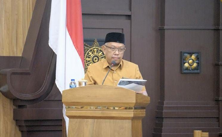 SAMPAIKAN PANDANGAN: Touffan Priambodo saat menyampaikan pandangan umum dari Fraksi Nasional Demokrat pada rapat paripurna DPRD Kota Mojokerto.