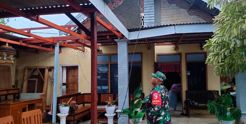 MELOMPONG: Rumah warga di Dusun Gempol, Desa Wonoploso, Kecamatan Gondang, rusak akibat disapu angin kencang, kemarin (5/11).