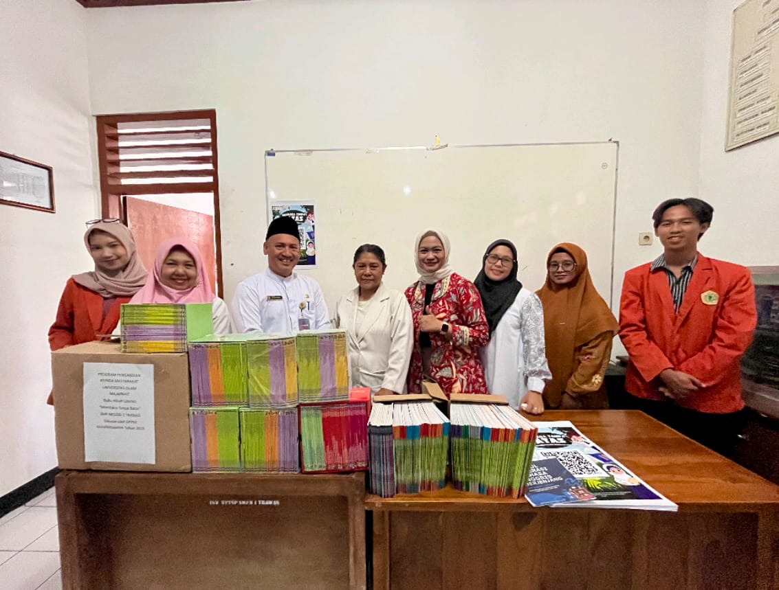SIMBOLIS: Tim Pengabdian UNIM menyerahkan aset literasi &ldquo;Membaca Tanpa Batas&rdquo; kepada SMP Negeri 1 Trawas sebagai bentuk dukungan penguatan literasi Bahasa Inggris di sekolah, Rabu (5/11).&nbsp;