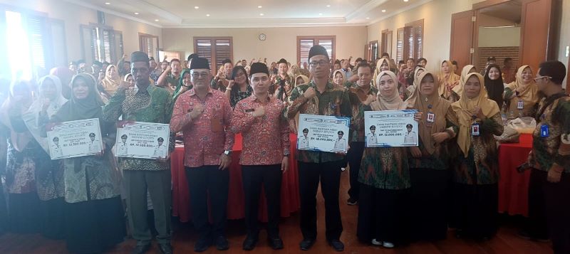 BENTUK APRESIASI: Bupati Mojokerto Muhammad Albarraa didampingi Plt Kadisdik Kabupaten Mojokerto Yoi