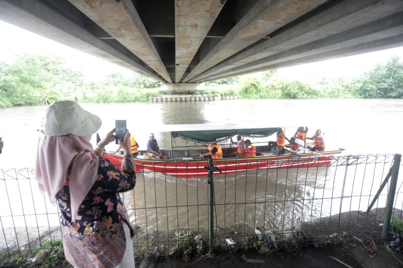 TRIAL: Perahu susur sungai di TBM diuji coba untuk melatih 12 operator dan awak perahu dengan menyusuri Sungai Ngotok, Kecamatan Prajurit Kulon, kemarin (6/11).