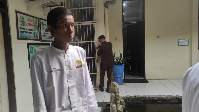TEGA: Terdakwa kasus pencabulan RT, digelandang menuju tahanan usai sidang di Pengadilan Negeri Mojokerto, Senin (3/11).