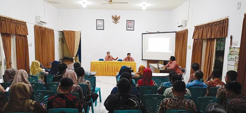 KOORDINASI: Kepala Dinas Sosial Kabupaten Mojokerto Try Raharjo Murdianto didampingi Kabid Penanganan Fakir Miskin Iwan Bagus Pratama memberi arahan kepada pendamping sosial jelang penyaluran BLTS kes
