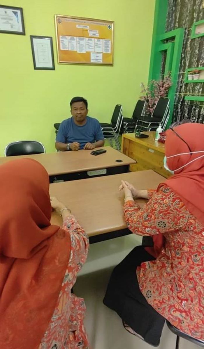TURUN LANGSUNG: Ketua Komisi IV DPRD Kabupaten Mojokerto M. Agus Fauzan mengunjungi Puskesmas Puri untuk memastikan pelayanan kesehatan bagi masyarakat berjalan dengan baik, kemarin (6/11).