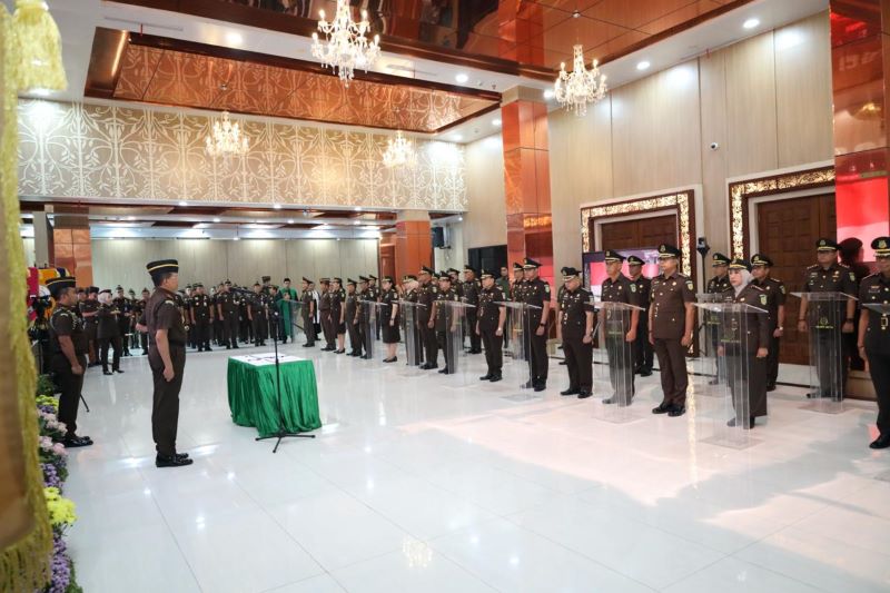 PENYEGARAN: Kajati Jatim&nbsp;Dr.&nbsp;Kuntadi saat memimpin prosesi serah terima jabatan bagi 27 pejabat kejaksaan di kantor Kejati Jatim di Surabaya, kemarin (6/11).