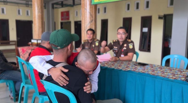 PENYELESAIAN: Salah seorang tersangka kasus penganiayaan menjalani proses restorative justice di Balai Desa Sooko, Kecamatan Sooko pada Oktober lalu.
