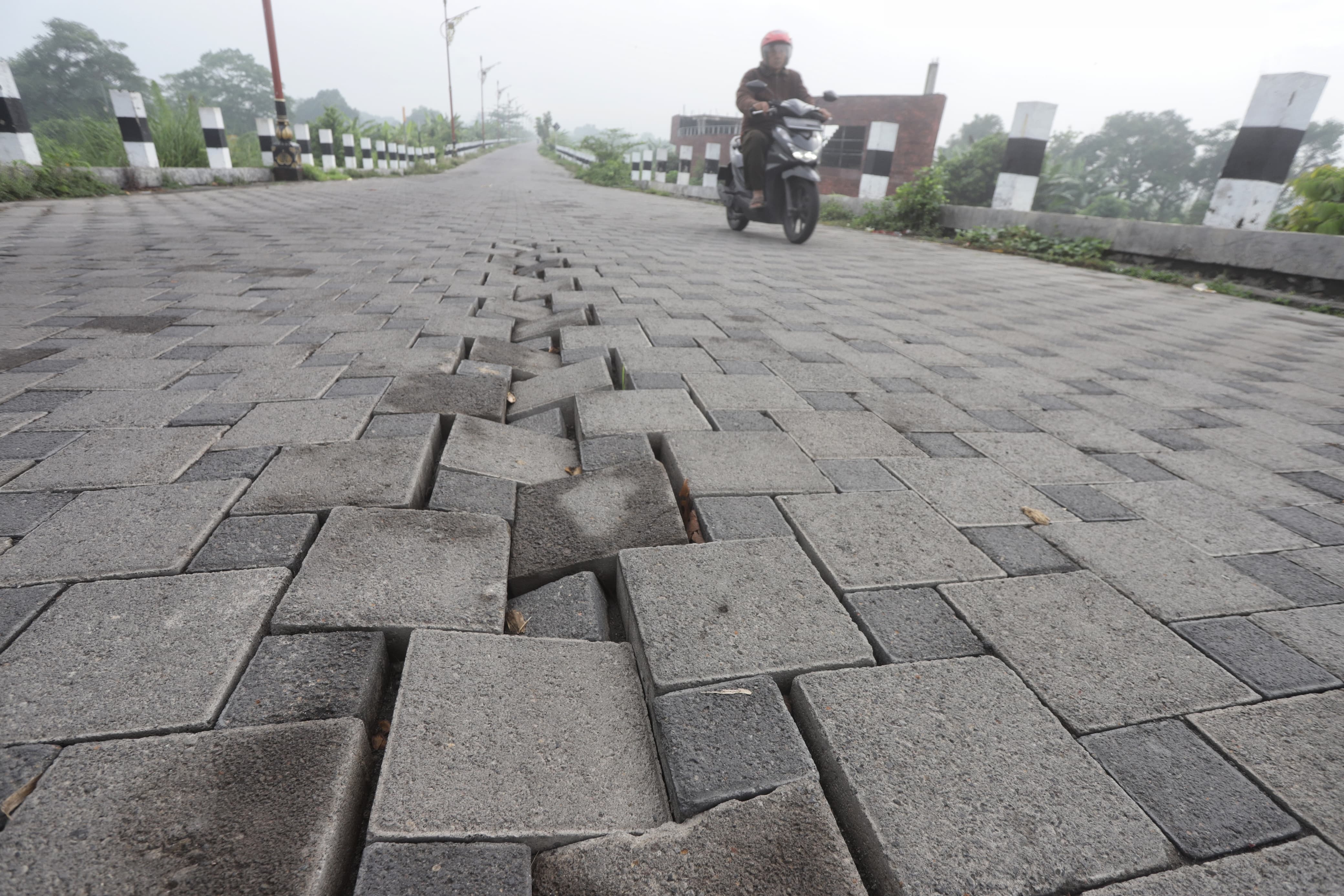 BAHAYA: Penampakan jalan paving di rias Jalan Soekarno tampak renggang dan bergelombang parah, Kamis (6/11).
